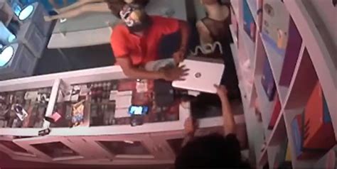 Desconsolador asalto en un sex shop duró solo segundos y lo llaman el robo precoz