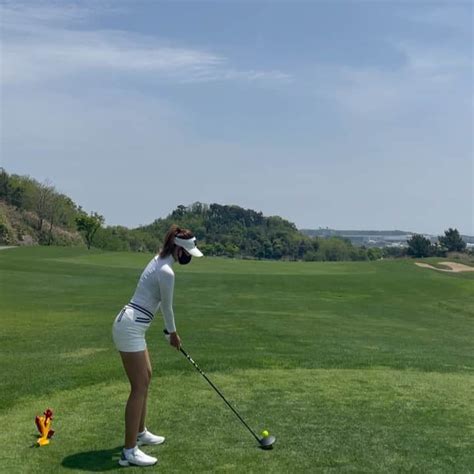 リュ・ジヘさんのインスタグラム動画 リュ・ジヘinstagram「⛳️ 잡생각 ㄴㄴ 본능적으로 ㄱㄱ 골프스타그램 드라이버스윙