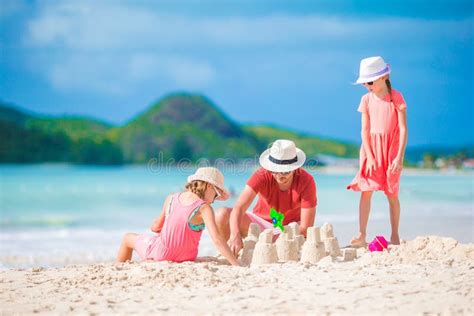 Famille Faisant Le Ch Teau De Sable La Plage Blanche Tropicale