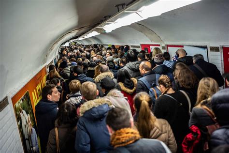 Chants antisémites dans le métro parisien huit adolescents ont été