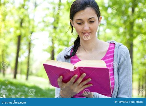 Livro De Leitura Da Menina Na Natureza Foto De Stock Imagem De