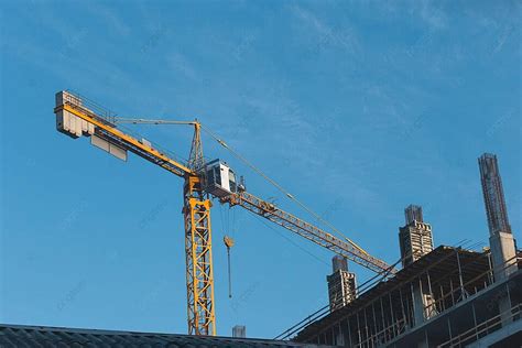 建造城市建築的建築工地上的鐵起重機 照片背景圖桌布圖片免費下載 Pngtree