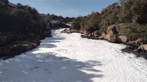 Rio Tietê volta a ficar coberto por espuma tóxica no interior de SP