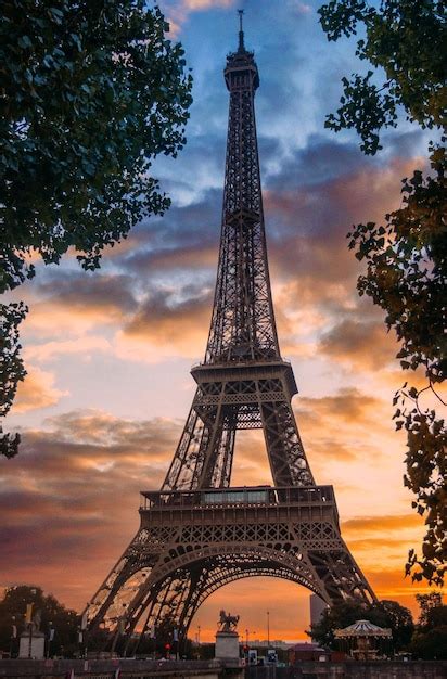 Premium Photo Vertical Shot Of The Eiffel Tower With A Dreamy Scenic