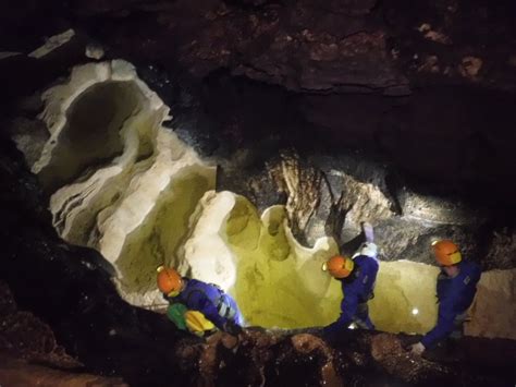 Espeleología en la cueva de los Chorros del río Mundo Mundo Aventura