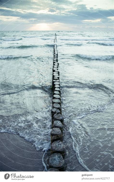 übers Wasser laufen ein lizenzfreies Stock Foto von Photocase