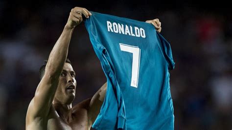 Cristiano Ronaldo Muestra La Camiseta Al Camp Nou A Lo Messi