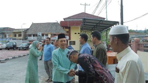 Rayakan Lebaran Kapolres Dan Ketua Bhayangkari Cabang Samosir