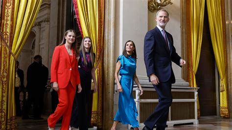 La Princesa Leonor Y La Infanta Sofía Sorprenden A Los Reyes De España