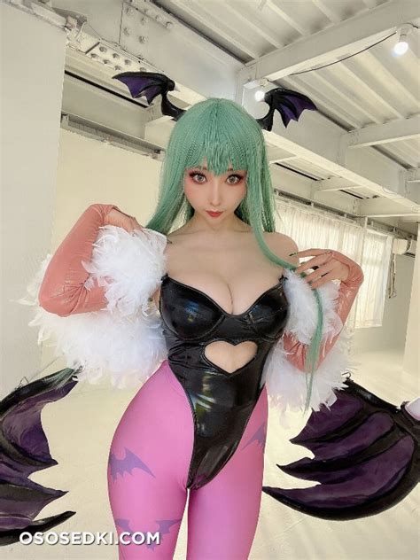 Model Momoiro Reku Momoreku In Cosplay Morrigan Aensland From