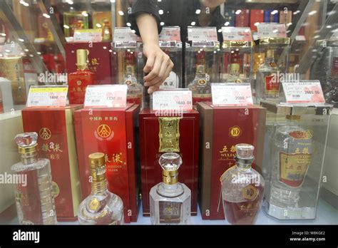Chinese Shop Assistant Hi Res Stock Photography And Images Alamy