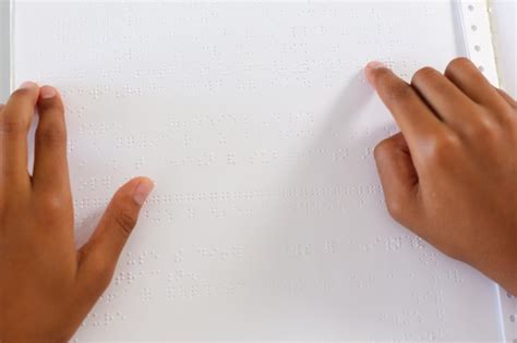 M Os De Um Estudante Afro Americano Cego Lendo Livro Em Braille Os