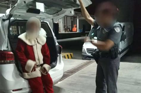 Papai Noel Suspeito De Mostrar V Deo Porn A Meninas Liberado Metr Poles