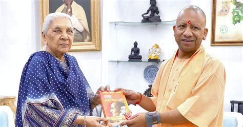 Cm Yogi Adityanath Meets Uttar Pradesh Governor Anandiben Patel