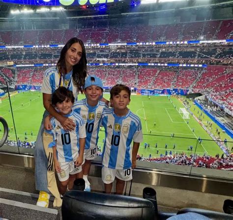 Esposa de Messi Antonela vibra vitória da Argentina na estreia da