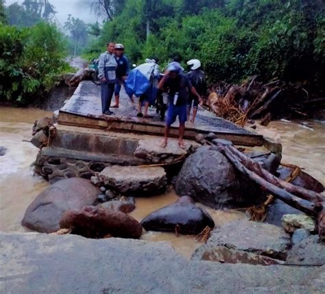 Jembatan Brang Punik Putus Dihantam Banjir Kecamatan Orong Telu