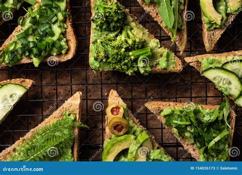 Bocadillos Vegetarianos Con Guacamole Y Verduras Imagen De Archivo