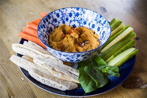 Hummus Con Crudités Y Pan De Pita Bendita Locura Coffee And Dreams Madrid