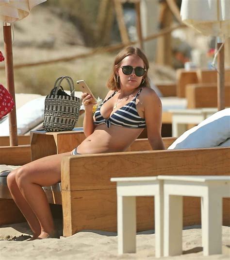 Tanya Burr En Bikini Ibiza Olympine
