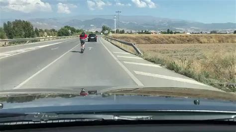 Graven el conductor dun patinet elèctric circulant a 100 km h