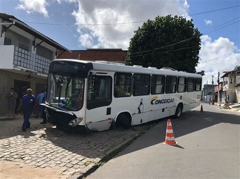 Nibus Desgovernado Sobe Cal Ada E Atinge Tenda De Loja Em Natal Rio