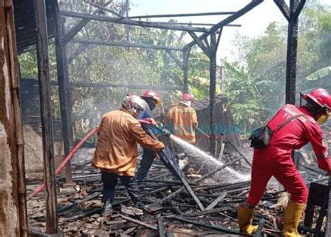 Si Jago Merah Lahap Rumah Warga Sisakan Puing Bangunan