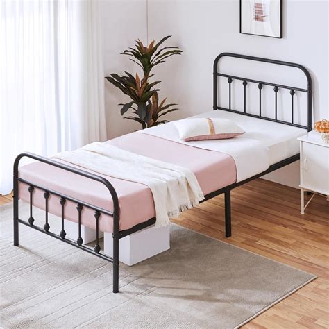 Yaheetech Classic Metal Platform Bed Frame Mattress