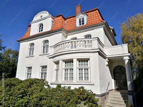 Schöne Weiße Alte Villa Mit Balkon Vor Strahlend Blauem Himmel Im