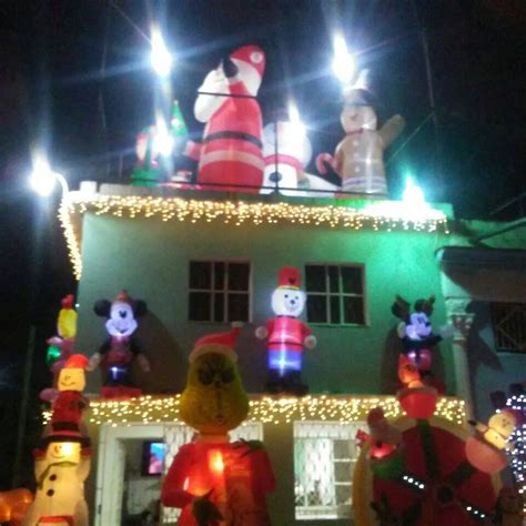 Decoración de una casa en la barriada habanera de Diez de Octubre