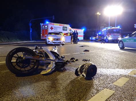 Kollision Im Kreuzungsbereich Pkw Gegen Motorrad Freiwillige