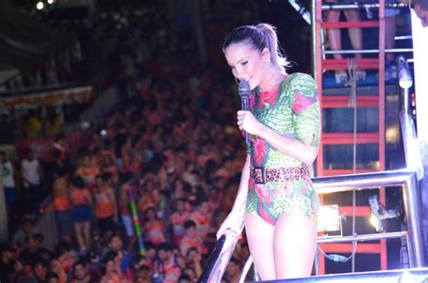 Ego De Macacão Colado Claudia Leitte Canta Para Multidão Em Micareta