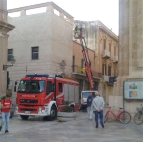 Marsala Crolla Un Pezzo Di Cornicione Presso La Sede Centrale Di Poste