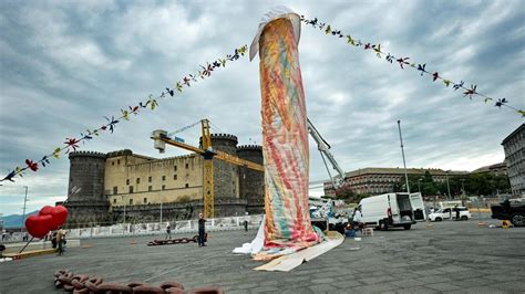 Piazza Municipio Completato Il Pulcinella Di Gaetano Pesce Oggi L