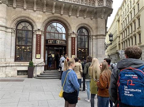 維也納維也納中央咖啡館Café Central 美的發亮的甜點與熱情和善的服務人員旅行阿麥 部落格痞客邦