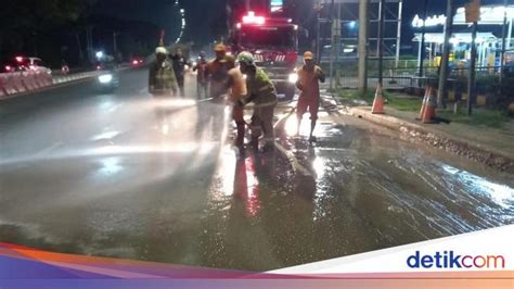 Belasan Pemotor Tergelincir Gegara Tumpahan Tanah Di Cakung Jaktim