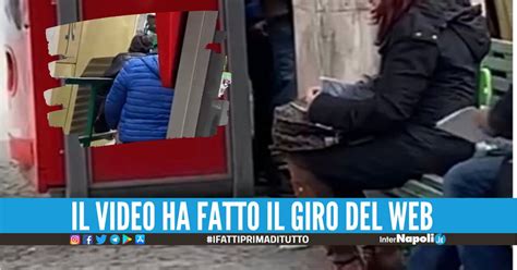 Sesso Tra Due Uomini In Pieno Giorno Erano Alla Fermata Del Bus