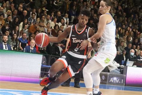 Ligue F Minine Le Bourges Basket S Impose Largement Face Basket