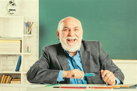 Retrato De Professor S Nior Sentado Na Mesa Na Sala De Aula Professor