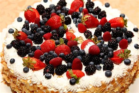 Ricetta Per Torta Alla Frutta Fresca Con Pan Di Spagna E Crema