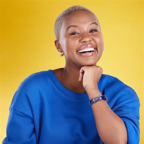 Retrato De Estudio De Mujer Negra Y Estudiante Feliz Por Confianza