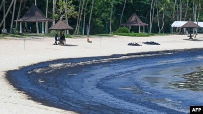 Singapura Gerak Cepat Bersihkan Pantai Sentosa Akibat Tumpahan Minyak