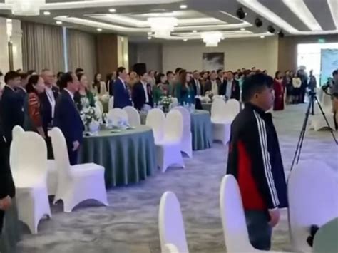 4 gái xinh bị phản ứng gay gắt vì ngồi im khi cả hội trường hát Quốc ca