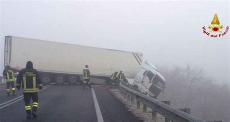 Tir Di Traverso Feltrina Bloccata Notizie Ansa It