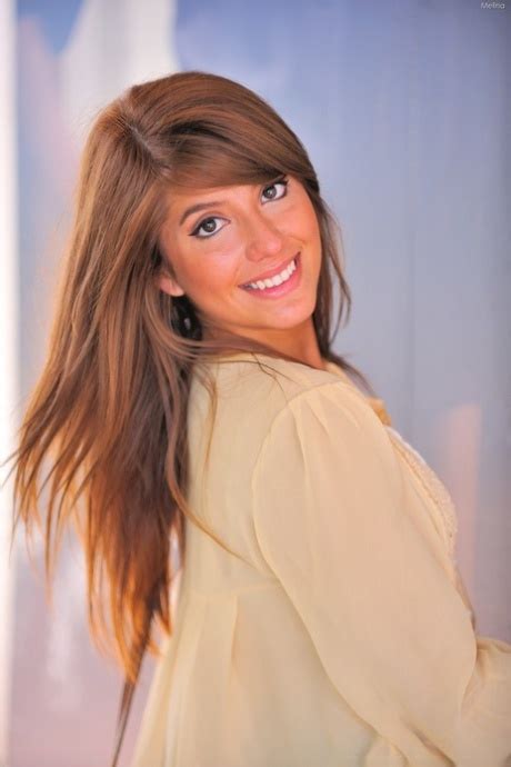 Glamouröses Babe in einem knappen Rock Melina blinkt einen höschenlosen Upskirt in der