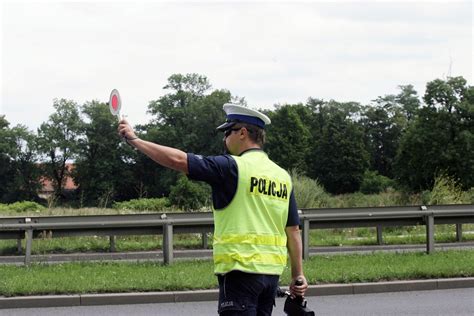 Policjanci z grupy SPEED mierzą prędkość Uwaga na wysokie mandaty