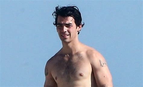 Joe Jonas Is Looking So Hot In These New Beach Pics Joe Jonas Shirtless Just Jared Jr