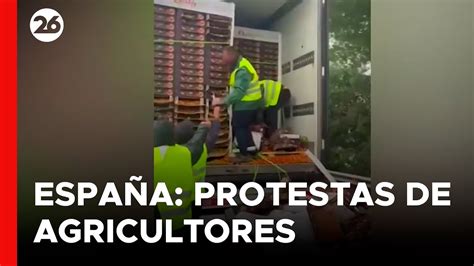 ESPAÑA Agricultores españoles tiran la carga de un camión de tomates