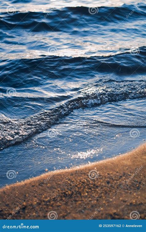 Ondas Do Mar Azul E Areia Dourada No Brilho Do Sol Na Praia Arenosa Do