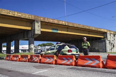 Curitiba Agentes de trânsito orientam motoristas no entorno das obras