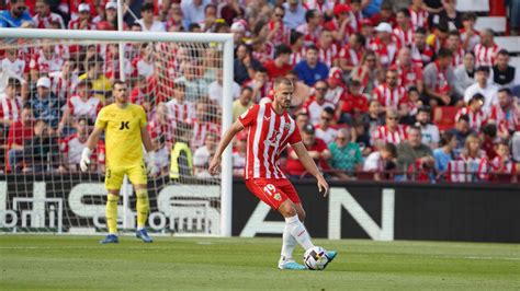 El Almería se queda a un gol de la salvación y se la jugará con un